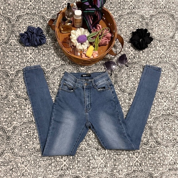 Fashion Nova Jeans Medium Wash Size 1/2 - Picture 2 of 9